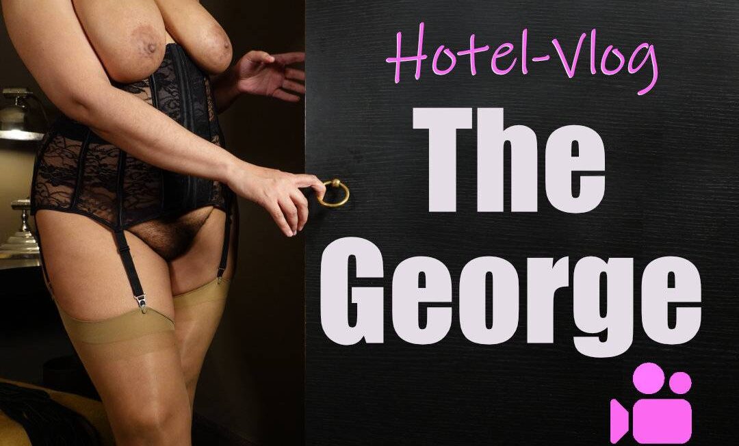 Frau in Straßse öffnet Tür mit einen Türknauf in Form eines Rings der O Text The George Hotelvlog